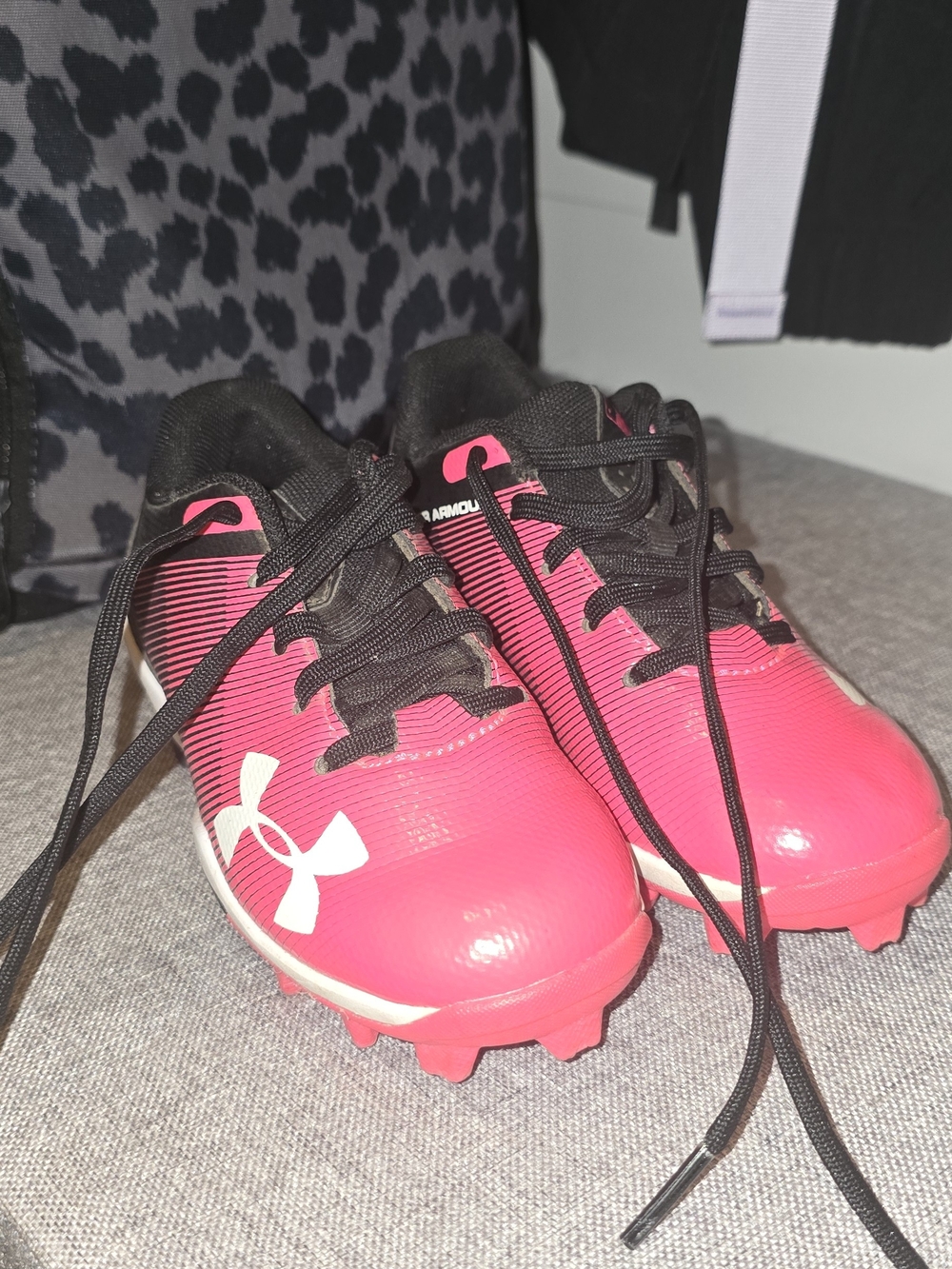 Under Armour Kids Hot Pink and Black Cleats